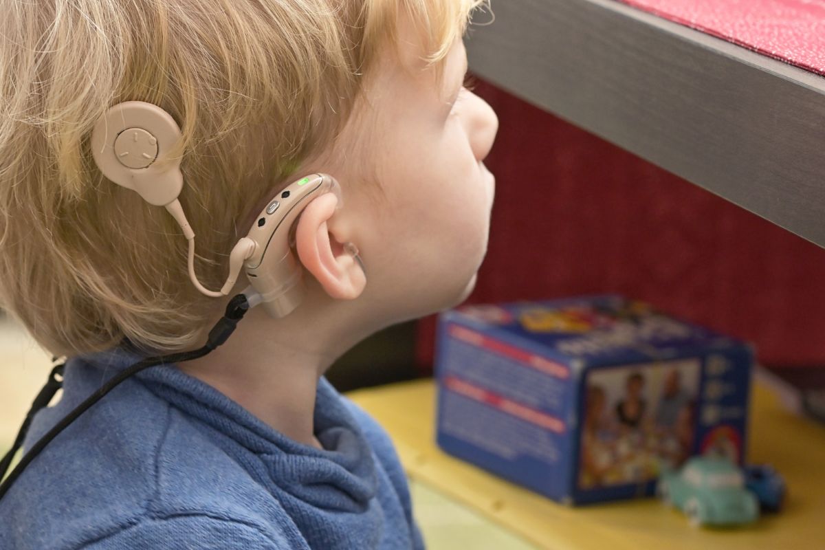 Benefits of cochlear implants for children - Ear Surgeon